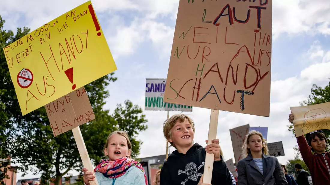 Auch Kinder sind von Eltern genervt, die ständig am Handy sind (Archivbild) - Bild: Axel Heimken/dpa