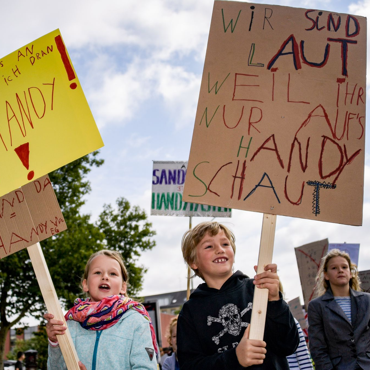 Auch Kinder sind von Eltern genervt, die ständig am Handy sind (Archivbild) - Foto: Axel Heimken/dpa