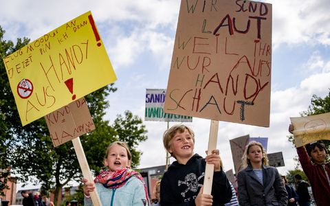 Auch Kinder sind von Eltern genervt, die ständig am Handy sind (Archivbild) - Foto: Axel Heimken/dpa