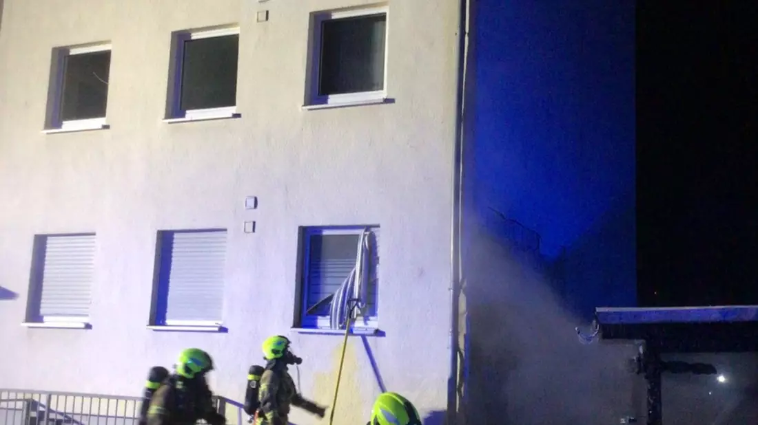 FW Paderborn: Brennender Mülltonnenunterstand mit Ausbreitung auf PKW und Garage - Bild: presseportal.de