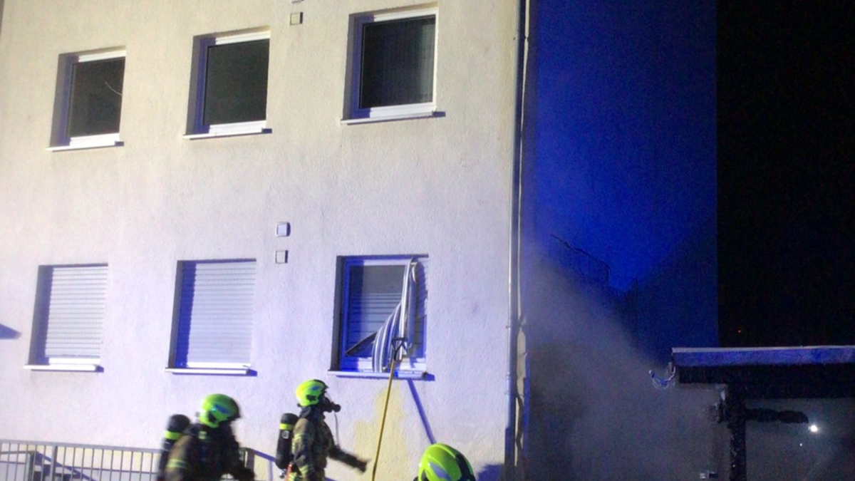 FW Paderborn: Brennender Mülltonnenunterstand mit Ausbreitung auf PKW und Garage - Foto: presseportal.de