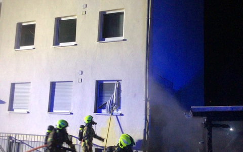 FW Paderborn: Brennender Mülltonnenunterstand mit Ausbreitung auf PKW und Garage - Foto: presseportal.de