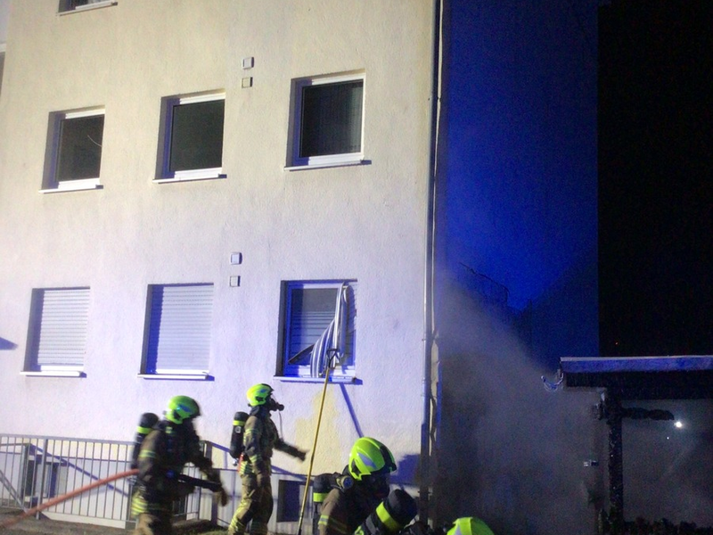 FW Paderborn: Brennender MĂŒlltonnenunterstand mit Ausbreitung auf PKW und Garage - Foto: presseportal.de