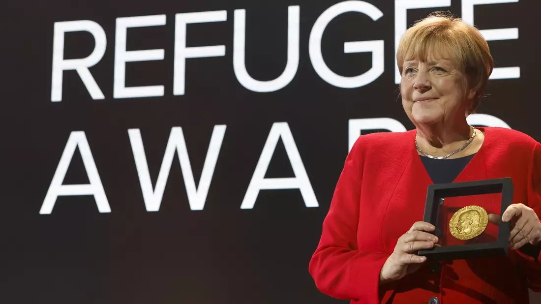 Merkel bei einer Preisverleihung für ihre Flüchtlingspolitik - Bild: Stefan Wermuth/KEYSTONE REUTERS POOL/dpa