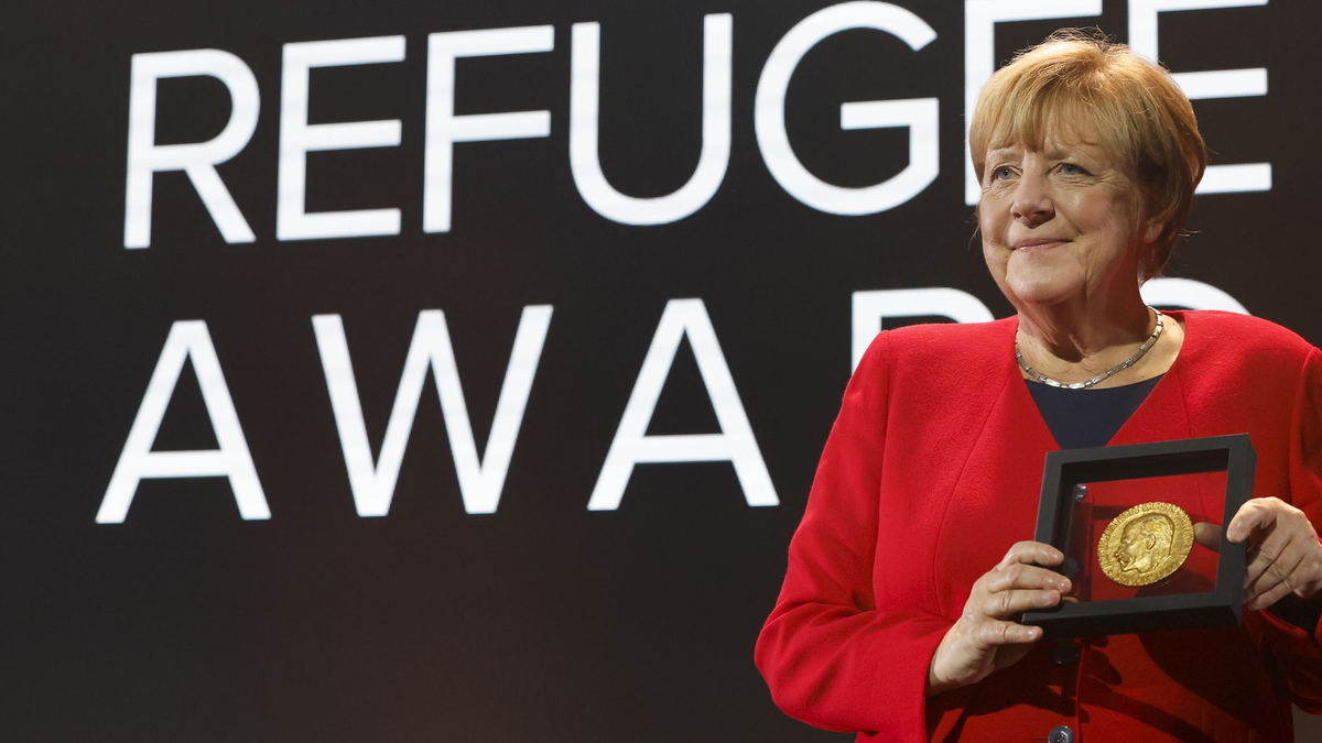 Merkel bei einer Preisverleihung für ihre Flüchtlingspolitik - Foto: Stefan Wermuth/KEYSTONE REUTERS POOL/dpa