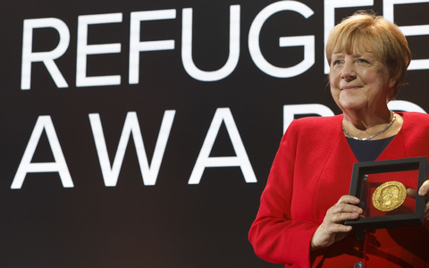 Merkel bei einer Preisverleihung für ihre Flüchtlingspolitik - Foto: Stefan Wermuth/KEYSTONE REUTERS POOL/dpa