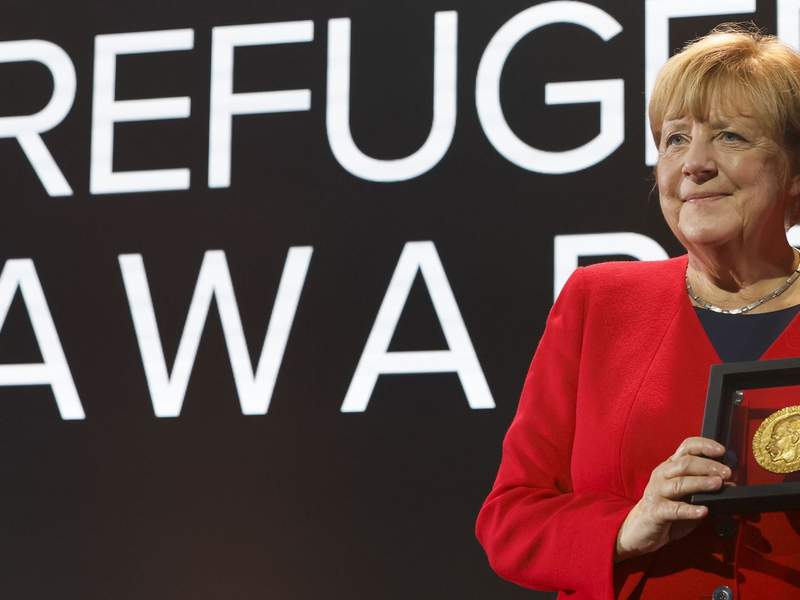 Merkel bei einer Preisverleihung für ihre Flüchtlingspolitik - Foto: Stefan Wermuth/KEYSTONE REUTERS POOL/dpa