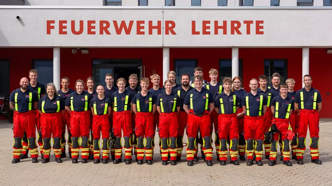 FW Lehrte: Nachwuchs für den Einsatz im Ehrenamt: 26 Feuerwehranwärter schließen Qualifizierungsstufe(QS1) in Lehrte erfolgreich ab. - Bild: presseportal.de