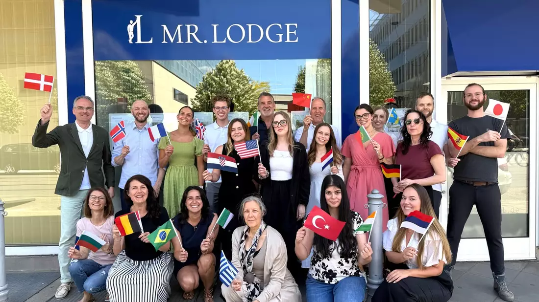 Mr. Lodge GmbH: Website in 24 Sprachen verfügbar / Einzigartiger Service für internationale Kunden: persönliche Ansprache durch moderne KI-Technologie - Bild: presseportal.de