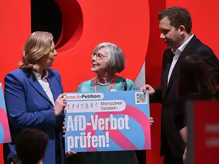 Bärbel Bas und Lars Klingbeil mit Schild zu Petition zu AfD-Verbot am 29.06.2025 - Foto: über dts Nachrichtenagentur