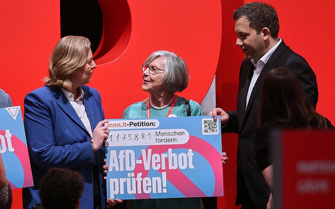 Bärbel Bas und Lars Klingbeil mit Schild zu Petition zu AfD-Verbot am 29.06.2025 - Foto: über dts Nachrichtenagentur Bärbel Bas und Lars Klingbeil mit Schild zu Petition zu AfD-Verbot am 29.06.2025 - Foto: über dts Nachrichtenagentur