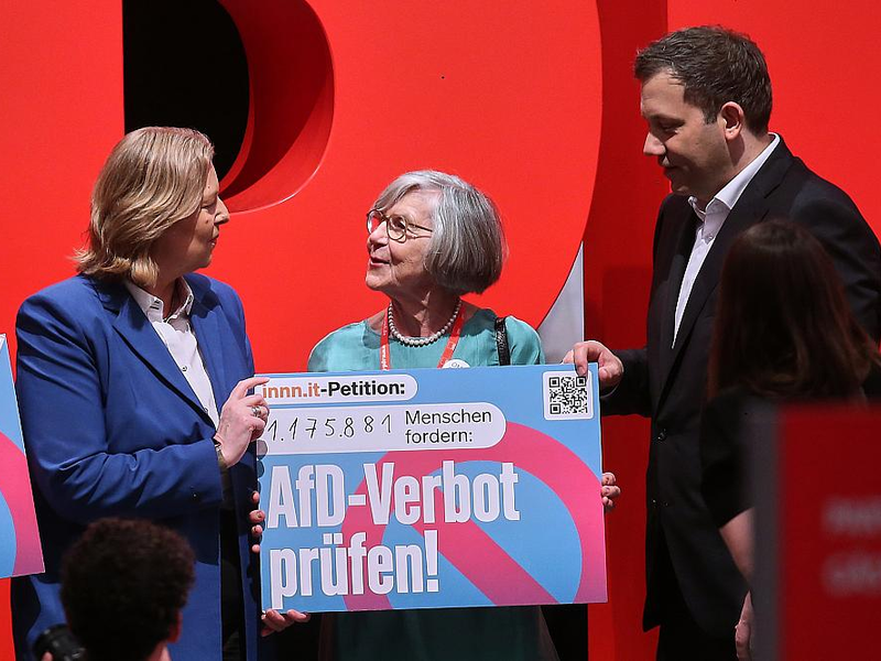 Bärbel Bas und Lars Klingbeil mit Schild zu Petition zu AfD-Verbot (Archiv) - Foto: über dts Nachrichtenagentur