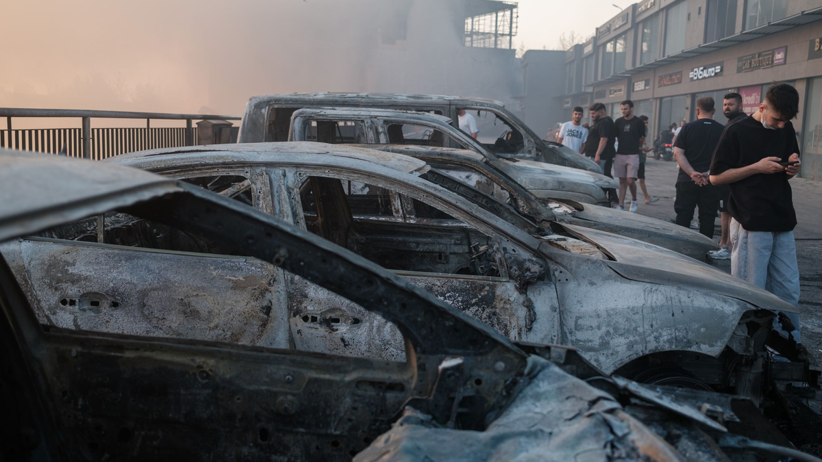 Nach Angaben des Landwirtschaftsministers seien vier Flugzeuge und 14 Hubschrauber zur Brandbekämpfung im Einsatz. - Foto: Murat Kocabas/SOPA Images via ZUMA Press Wire/dpa