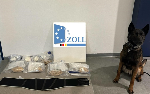 HZA-RO: ZOLL findet Kokain und präparierten Nierengurt mit MDMA bei Busreisendem aus Amsterdam / erfolgreicher Einsatz mit Zollhund - Foto: presseportal.de