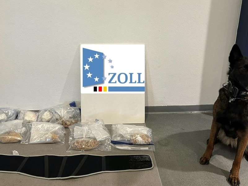 HZA-RO: ZOLL findet Kokain und präparierten Nierengurt mit MDMA bei Busreisendem aus Amsterdam / erfolgreicher Einsatz mit Zollhund - Foto: presseportal.de