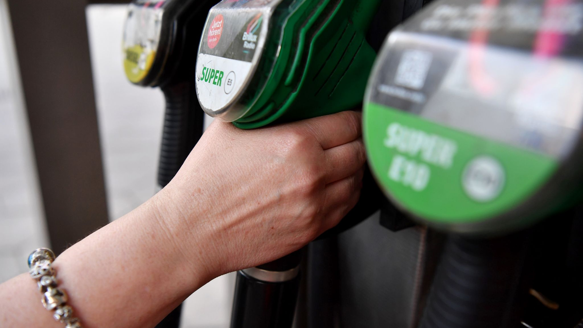 Tanken ist noch immer teurer als vor der Eskalation in Nahost - dabei ist der Ölpreis wieder gefallen. - Foto: Paul Zinken/dpa