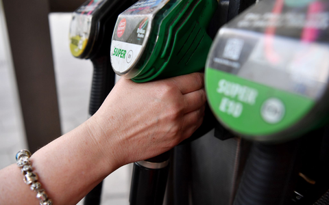 Tanken ist noch immer teurer als vor der Eskalation in Nahost - dabei ist der Ölpreis wieder gefallen. - Foto: Paul Zinken/dpa