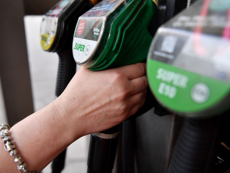 Tanken ist noch immer teurer als vor der Eskalation in Nahost - dabei ist der Ölpreis wieder gefallen. - Foto: Paul Zinken/dpa