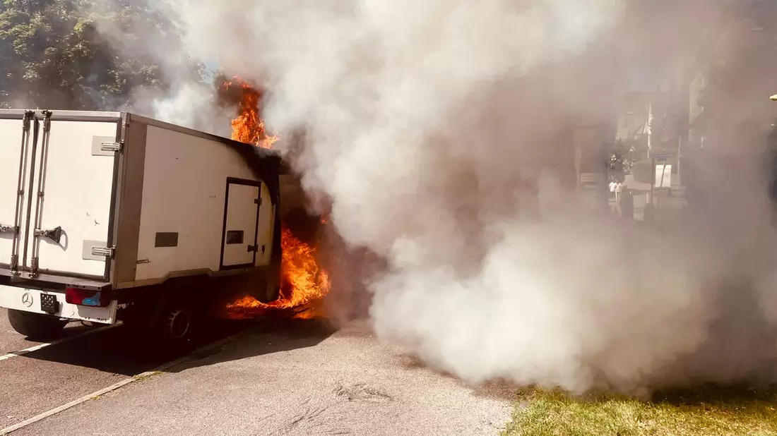 FW-E: Kleintransporter im Essener Südostviertel in Vollbrand - Bild: presseportal.de