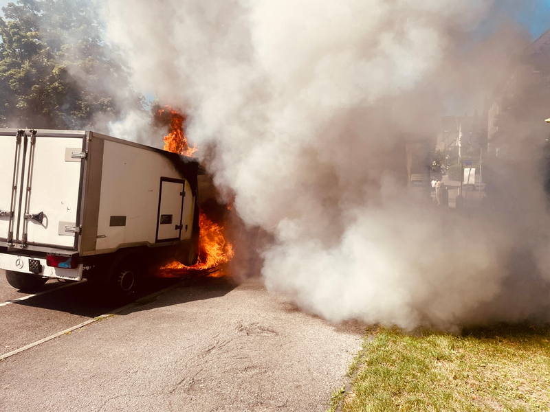 FW-E: Kleintransporter im Essener Südostviertel in Vollbrand - Foto: presseportal.de