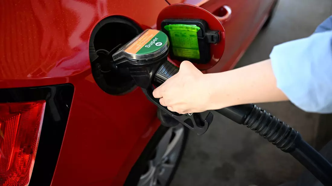 Teures Tanken: Die Energiepreise beeinflussen die Inflation stark (Archivbild) - Bild: Philip Dulian/dpa