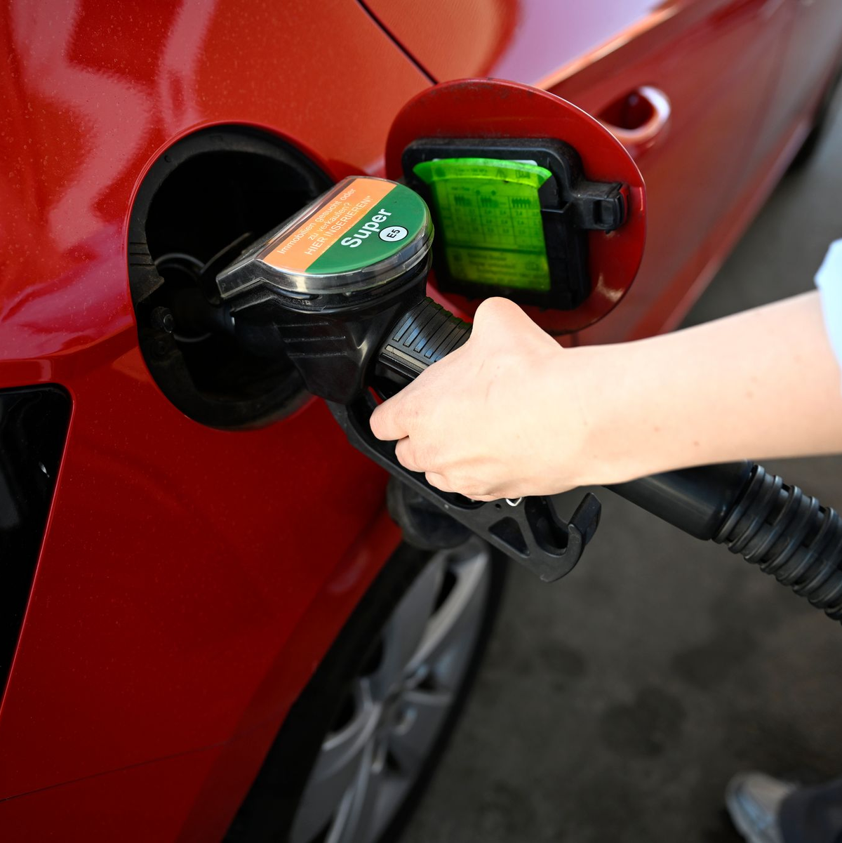 Teures Tanken: Die Energiepreise beeinflussen die Inflation stark (Archivbild) - Foto: Philip Dulian/dpa