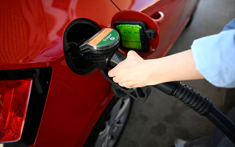 Teures Tanken: Die Energiepreise beeinflussen die Inflation stark (Archivbild) - Foto: Philip Dulian/dpa