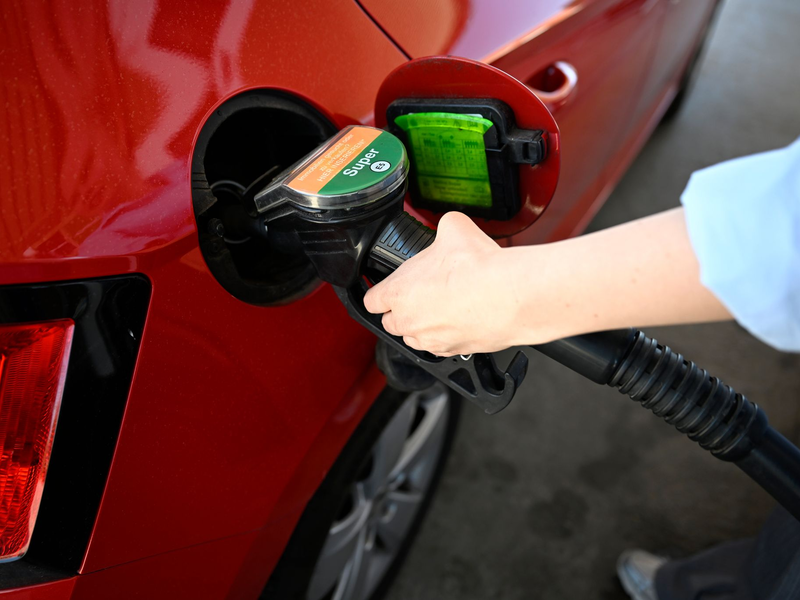 Teures Tanken: Die Energiepreise beeinflussen die Inflation stark (Archivbild) - Foto: Philip Dulian/dpa
