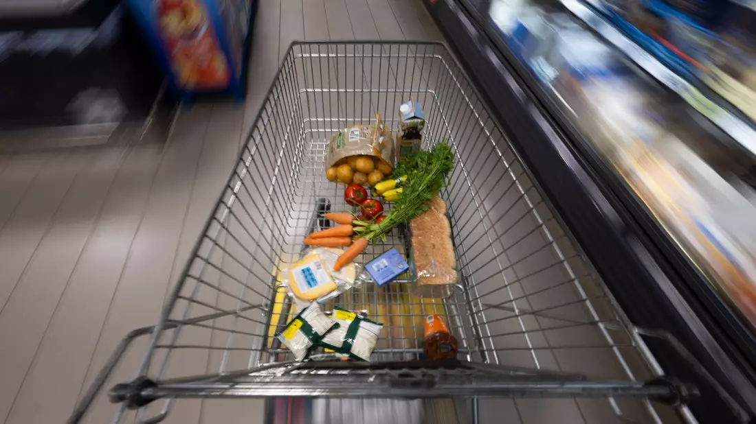 Der tägliche Einkauf ist bei vielen Verbrauchern teurer als vor einem Jahr. (Symbolbild) - Bild: Philip Dulian/dpa