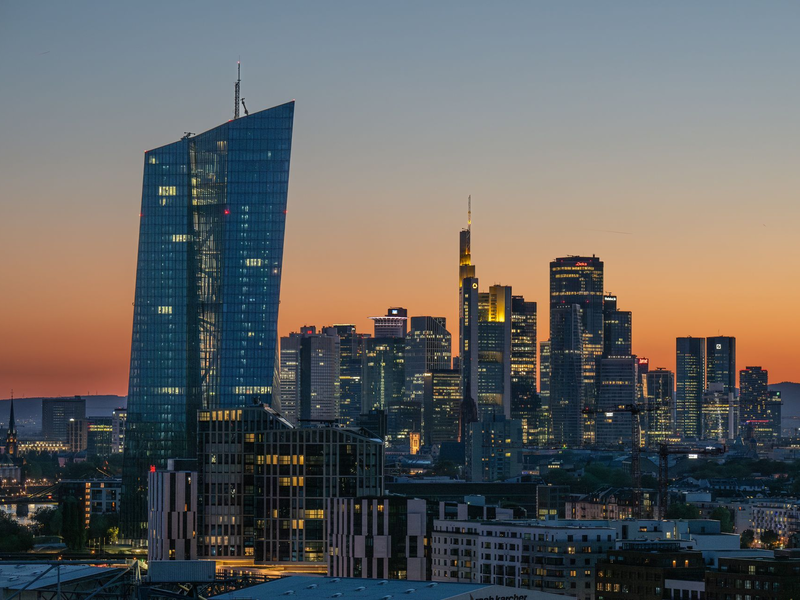 Die EZB feilt regelmäßig an ihrer geldpolitischen Strategie. (Archivbild) - Foto: Boris Roessler/dpa