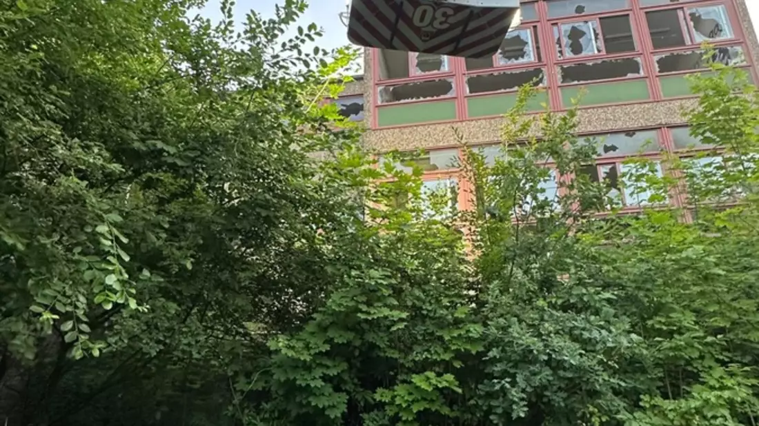 FW-E: Feuer in leerstehender Schule - Feuerwehr geht zunächst von Menschenrettung aus - Bild: presseportal.de