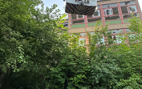 FW-E: Feuer in leerstehender Schule - Feuerwehr geht zunÀchst von Menschenrettung aus - Foto: presseportal.de FW-E: Feuer in leerstehender Schule - Feuerwehr geht zunÀchst von Menschenrettung aus - Foto: presseportal.de