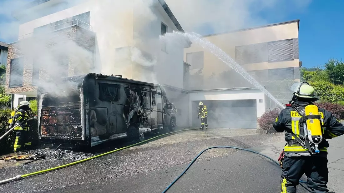 FW Königswinter: Brand eines Wohnmobils in Königswinter-Ittenbach. - Bild: presseportal.de