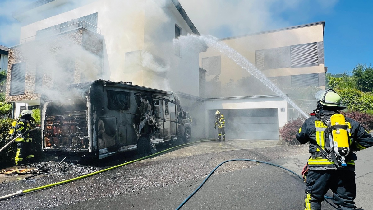 FW Königswinter: Brand eines Wohnmobils in Königswinter-Ittenbach. - Foto: presseportal.de
