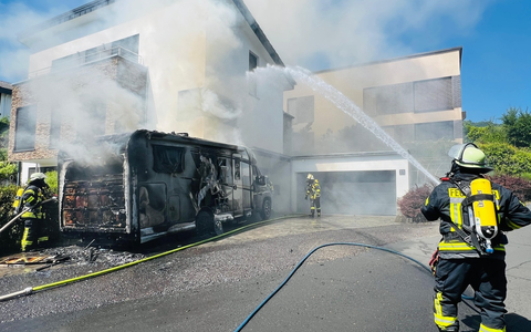 FW Königswinter: Brand eines Wohnmobils in Königswinter-Ittenbach. - Foto: presseportal.de