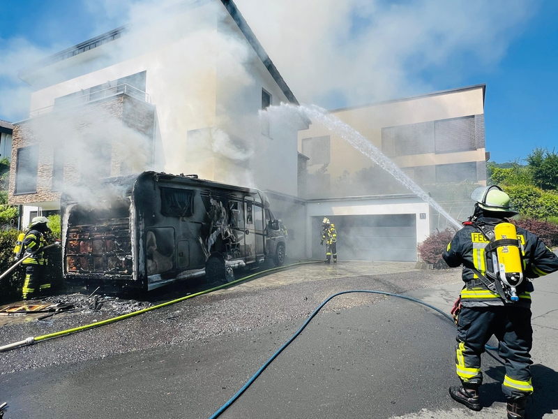 FW Königswinter: Brand eines Wohnmobils in Königswinter-Ittenbach. - Foto: presseportal.de