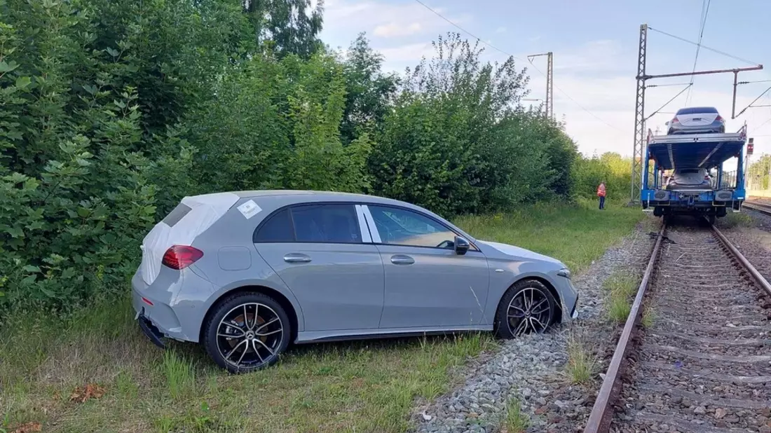 BPOL-HB: Jugendliche steigen auf Autotransportzug und verursachen hohen Sachschaden - Bild: presseportal.de