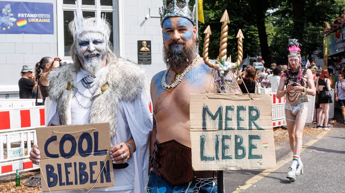 Cool bleiben: Der Appell eines Teilnehmers an einem Christopher Street Day (CSD) in Hamburg. (Illustration) - Bild: Markus Scholz/dpa