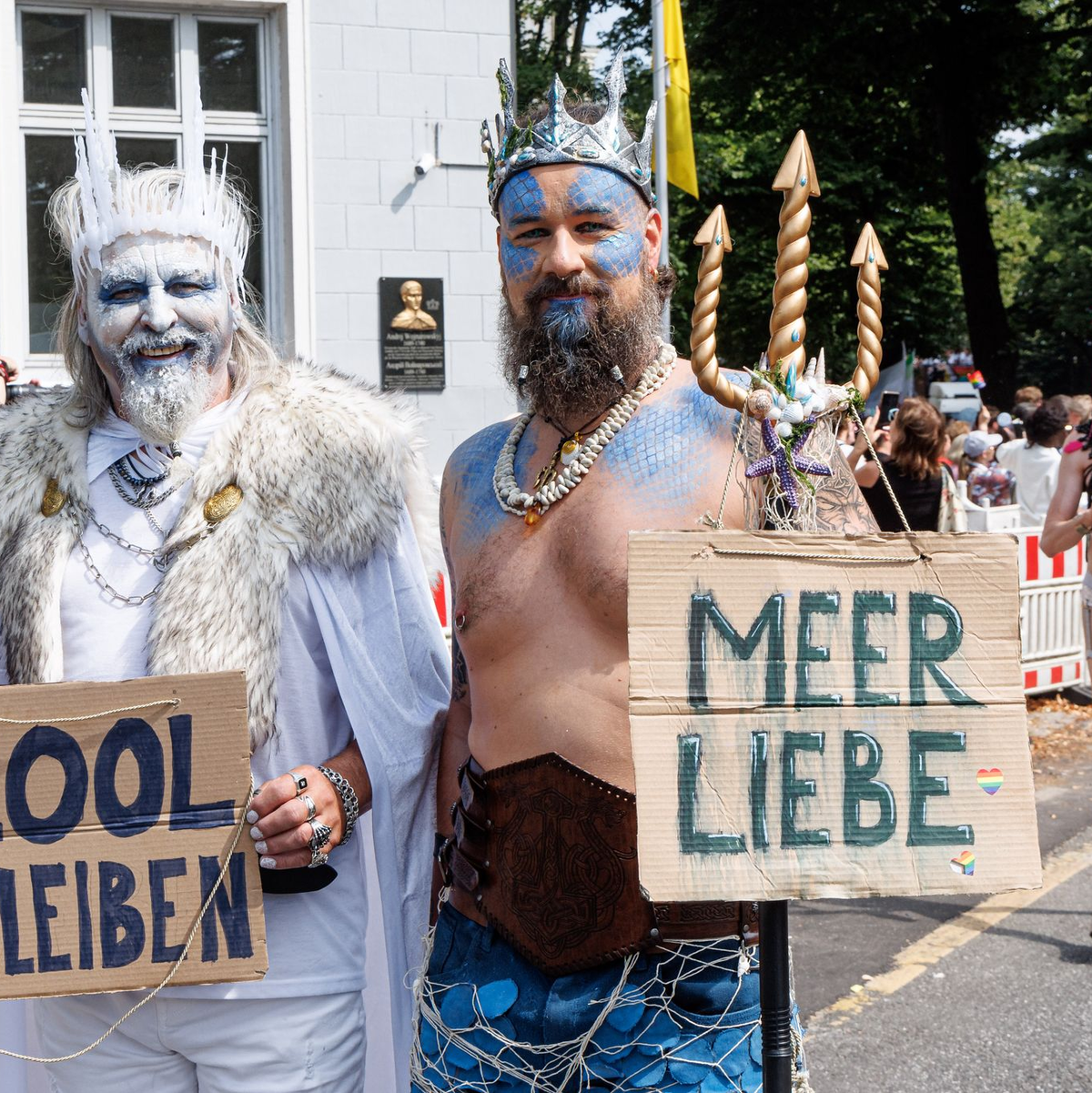 Cool bleiben: Der Appell eines Teilnehmers an einem Christopher Street Day (CSD) in Hamburg. (Illustration) - Foto: Markus Scholz/dpa