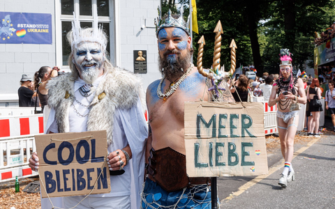 Cool bleiben: Der Appell eines Teilnehmers an einem Christopher Street Day (CSD) in Hamburg. (Illustration) - Foto: Markus Scholz/dpa