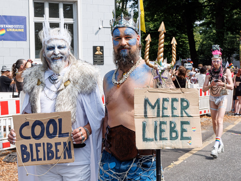 Cool bleiben: Der Appell eines Teilnehmers an einem Christopher Street Day (CSD) in Hamburg. (Illustration) - Foto: Markus Scholz/dpa