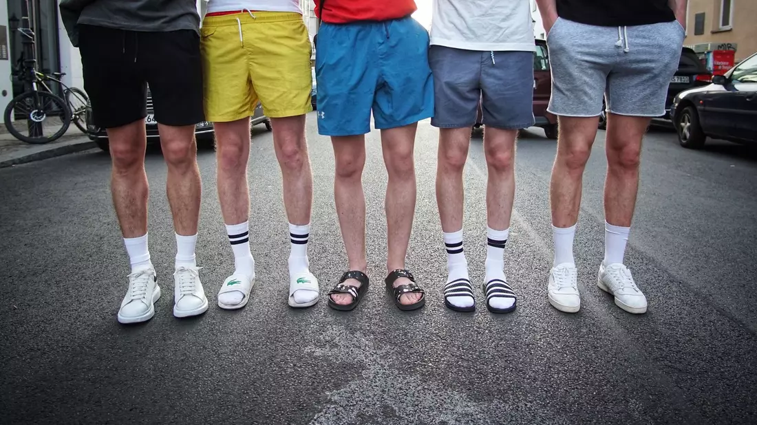 Weiße Tennissocken, vielleicht gar in Sandalen? Was modisch als cool gilt, ist sehr flüchtig. Doch welche Menschen wir cool finden, scheint recht stabil zu sein - auch über Ländergrenzen hinweg. - Bild: Alexander Blum/dpa