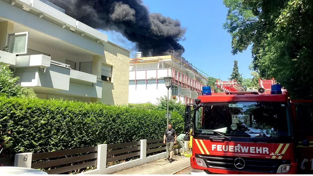 FW-M: Brennende Baustoffe bei Dacharbeiten (Solln) - Bild: presseportal.de