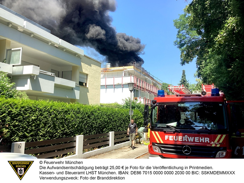 FW-M: Brennende Baustoffe bei Dacharbeiten (Solln) - Foto: presseportal.de