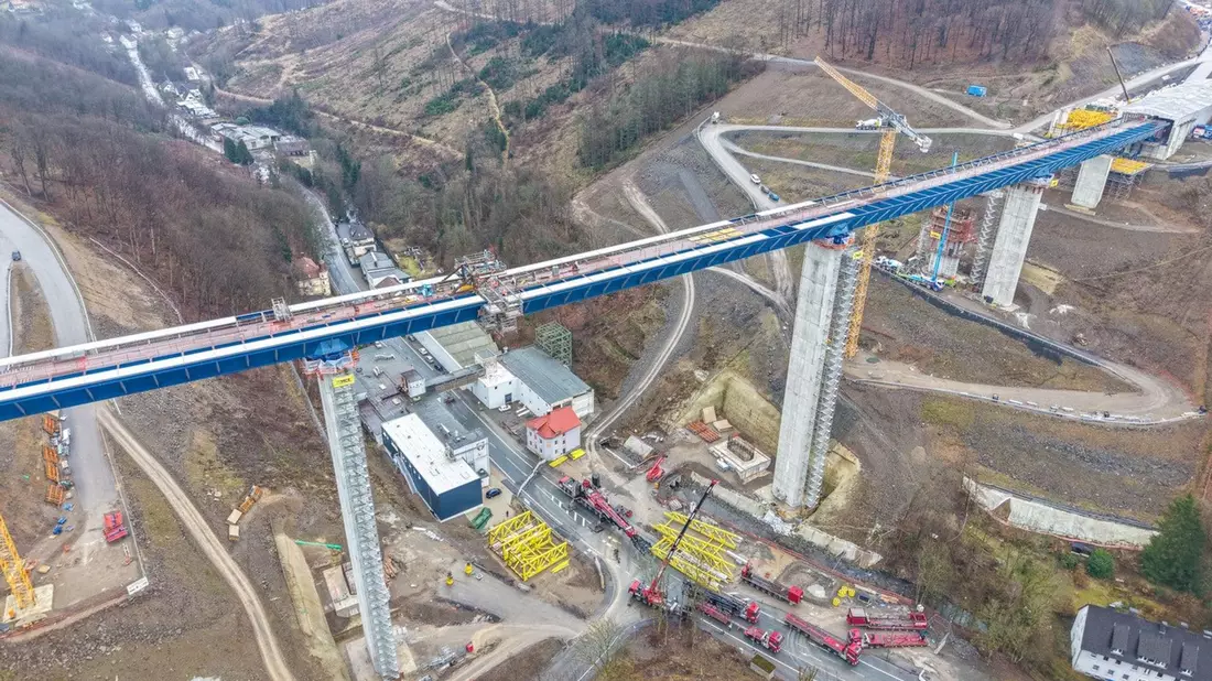 Der Verkehr kann wohl eingeschränkt wieder früher rollen als geplant. (Archivbild) - Bild: Alex Talash/dpa