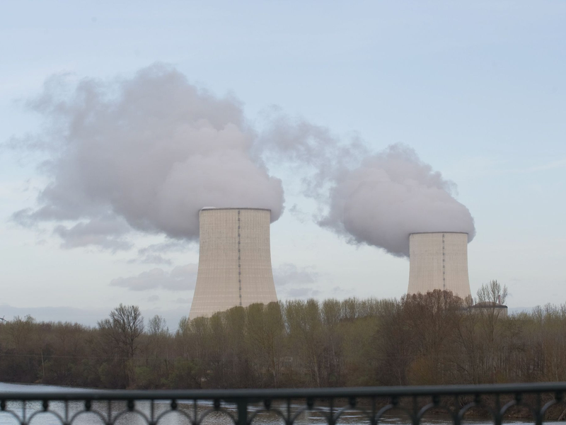 Frankreich drosselt seine Atomstromproduktion, weil eine Hitzewelle Flüsse aufheizt. (Archivbild). - Foto: picture alliance / dpa
