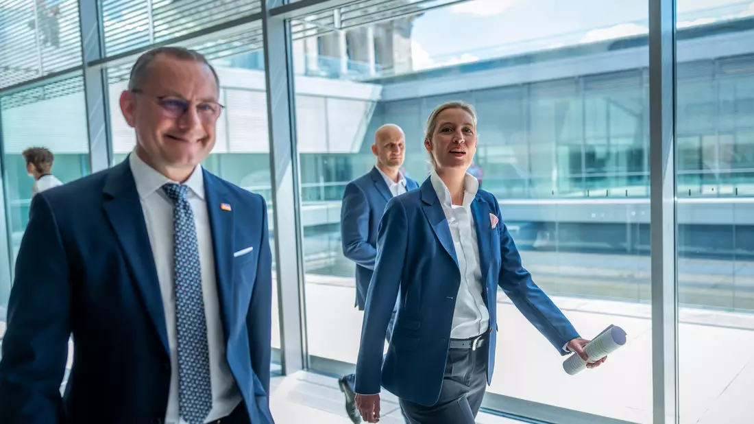 Die AfD-Chefs Tino Chrupalla (l.) und Alice Weidel können sich über einen spürbaren Anstieg ihrer Monatseinkünfte freuen. (Archivbild) - Bild: Michael Kappeler/dpa