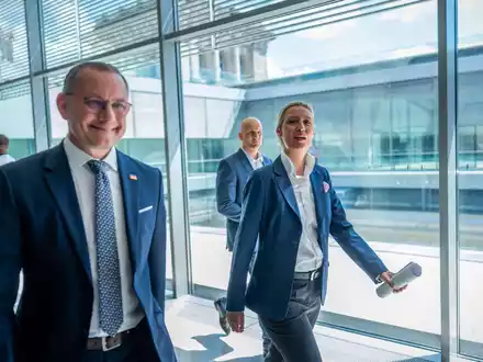 Die AfD-Chefs Tino Chrupalla (l.) und Alice Weidel können sich über einen spürbaren Anstieg ihrer Monatseinkünfte freuen. (Archivbild) - Foto: Michael Kappeler/dpa
