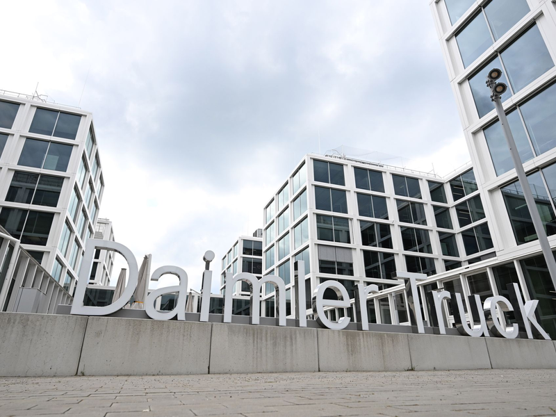 Daimler Truck steht jetzt auf der schwarzen Liste der russischen Regierung. (Archivbild) - Foto: Bernd Weißbrod/dpa