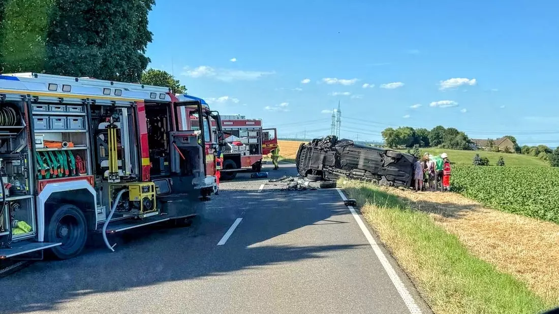 FW Grevenbroich: Vier Verletzte nach schwerem Verkehrsunfall bei Grevenbroich / Schwerverletzte mit Rettungshubschrauber in Kliniken geflogen - Bild: presseportal.de
